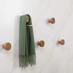 echarpe posee sur patere murale