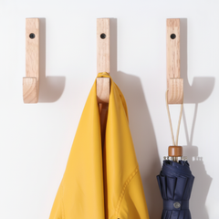 manteau et parapluie accroches sur pateres muraux