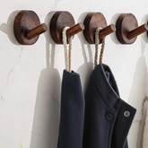 manteau suspendu sur patere bois