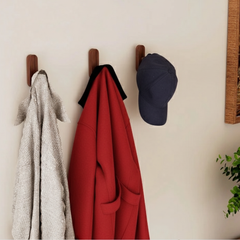 manteaux accroches sur patere murale bois