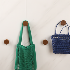 sacs accroches sur pateres murales