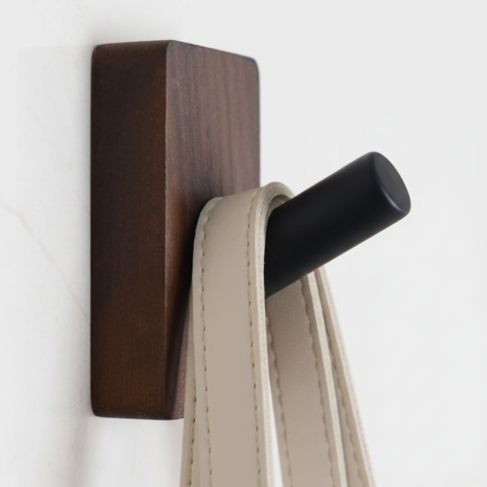 gros plan patere murale marron