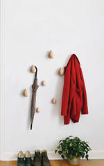 plusieurs pateres bois fixes sur mur